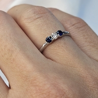 Златен пръстен от бяло злато диамант и сапфири