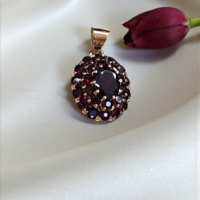 Златен  медальон с гранати