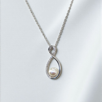 Златно kолие „Безкрайна прегръдка“