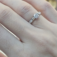 Златен пръстен от бяло злато с циркони 