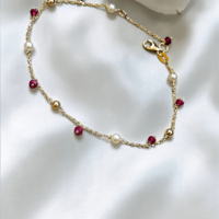 Златна гривна с перла и рубинче