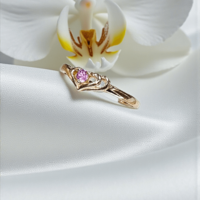 Златен пръстен с розов сaпфир в прегръдка от сърца