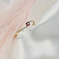 Златен пръстен с червен циркон Novello