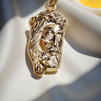 Златен медальон 