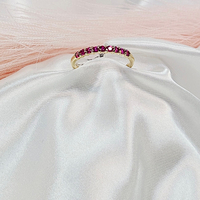 Златен пръстен с циркони в цвят малина