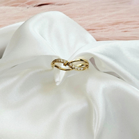 Златен пръстен Символ на безкрайност