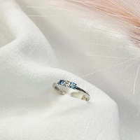 Златен пръстен от бяло злато с Диамант и Топази