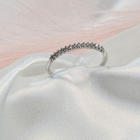 Златен пръстен тип полу-халка от бяло злато и циркони