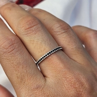 Златен пръстен от бяло злато с черни циркони, тип халка