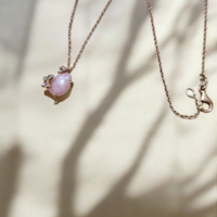 Дамско колие от розово злато и розов кварц