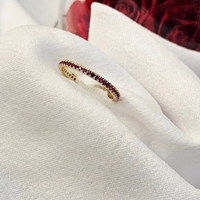 Златен пръстен с циркони цвят малина , тип халка