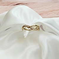 Златен пръстен Символ на безкрайност