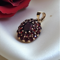 Златен  медальон с гранати