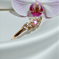 Златен пръстен с розов сапфир