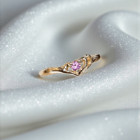 Златен пръстен с розов сaпфир в прегръдка от сърца
