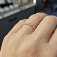 Златен пръстен тип полу-халка от бяло злато и циркони