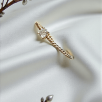 Златен пръстен от жълто злато с циркони