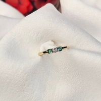 Златен пръстен от жълто злато с диамант и изумруди