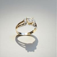 Златен пръстен с циркони