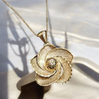 Златен медальон