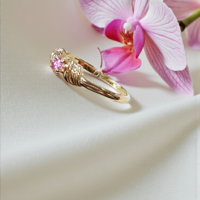 Златен пръстен с розов сапфир