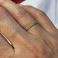 Златен пръстен със зелени циркони, тип халка