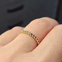 Златен пръстен тип халка с инкрустирани черни циркони