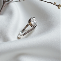 Златен пръстен от бяло злато с цирконий