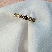 Златен пръстен със сапфири в различни цветове