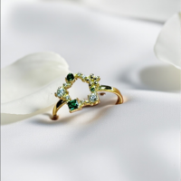 Златен пръстен със зелени и бели циркони