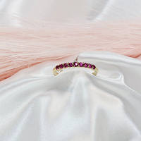 Златен пръстен с циркони в цвят малина