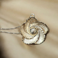 Златен медальон