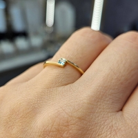 Златен пръстен със светло син циркон