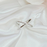 Златен пръстен от бяло злато Преплетени Халки