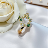 Златен пръстен със зелени и бели циркони