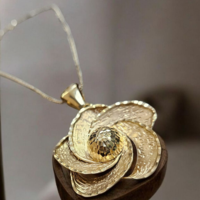 Златен медальон