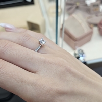 Златен пръстен от бяло злато с циркони