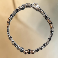 Златна гривна от бяло и розово злато с елементи от керамика