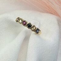 Златен пръстен със сапфири в различни цветове