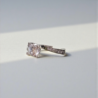 Златен пръстен от бяло злато с циркони