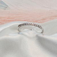 Златен пръстен тип полу-халка от бяло злато и циркони