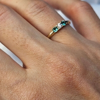 Златен пръстен от жълто злато с диамант и изумруди