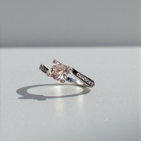 Златен пръстен от бяло злато с циркони