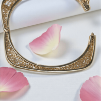 Златна твърда гривна