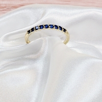 Златен пръстен със сини циркони