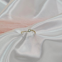 Златен пръстен със светло син циркон