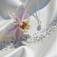 Златно колие от 18К бяло злато и диамант 0.10Ct