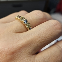 Златен пръстен от жълто злато с цветни сапфири