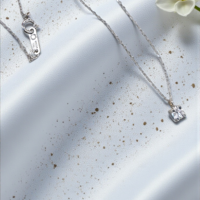 Златно колие от 18К бяло злато и диамант 0.10Ct