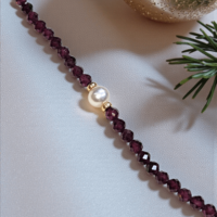 Златна гривна с естествени гранати, перла и 18К златни елементи Gumon